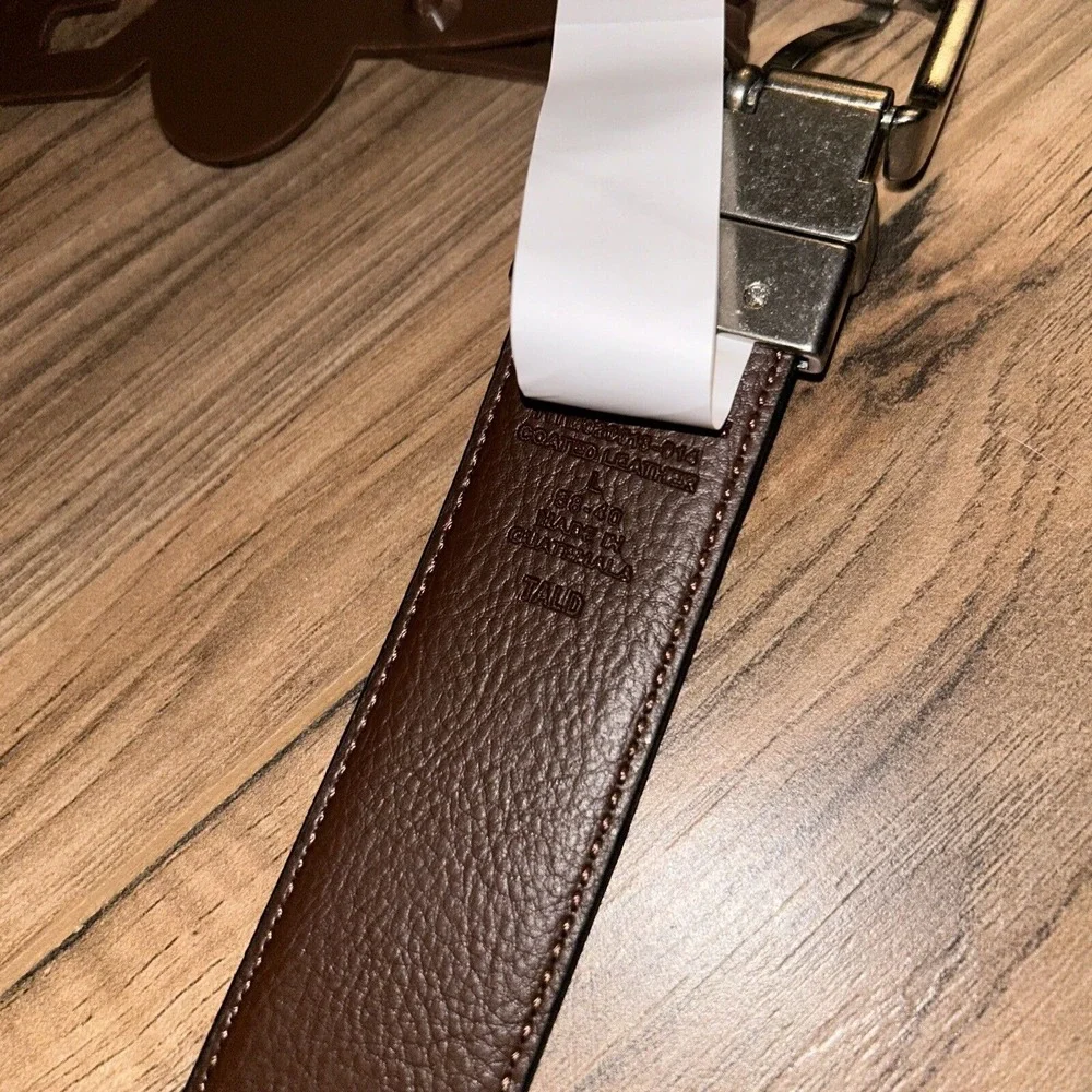 Tommy Bahama Men's‎ Reversible Black/Brown Leather Belt...